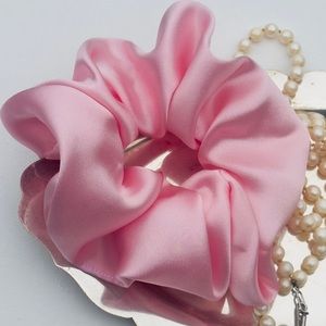 Pink Mulberry Silk Scrunchie quality made. Measures 5 in across.